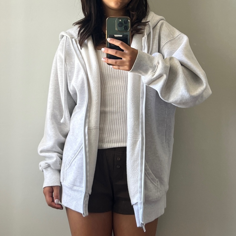 Aritzia TNA Oversized Boyfriend Sweatfleece Hoodie Zip-Up in Light Gray